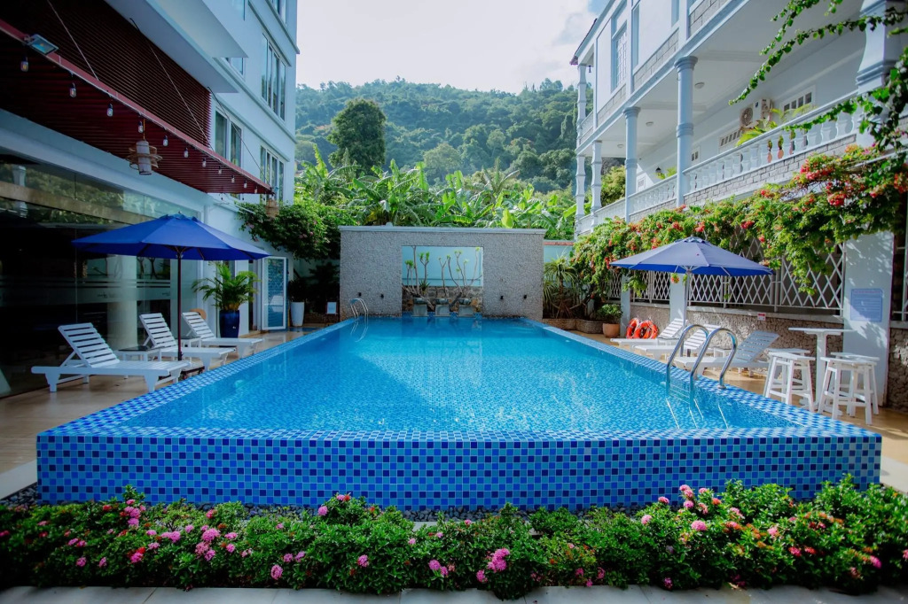Valley Mountain Hotel