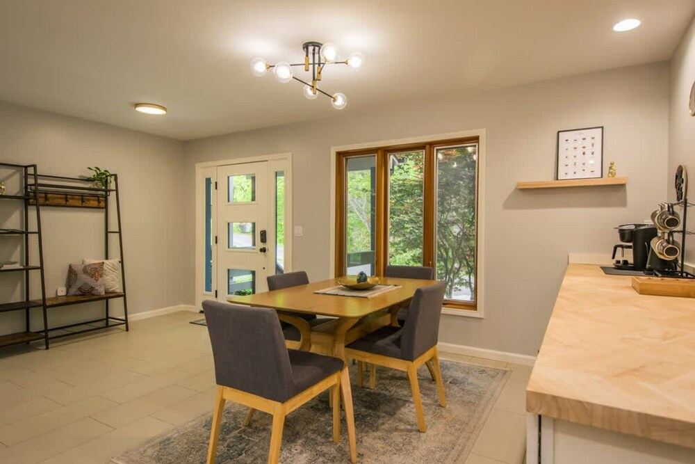 Mountain View 3BR w Sunroom Close to Ski Trails