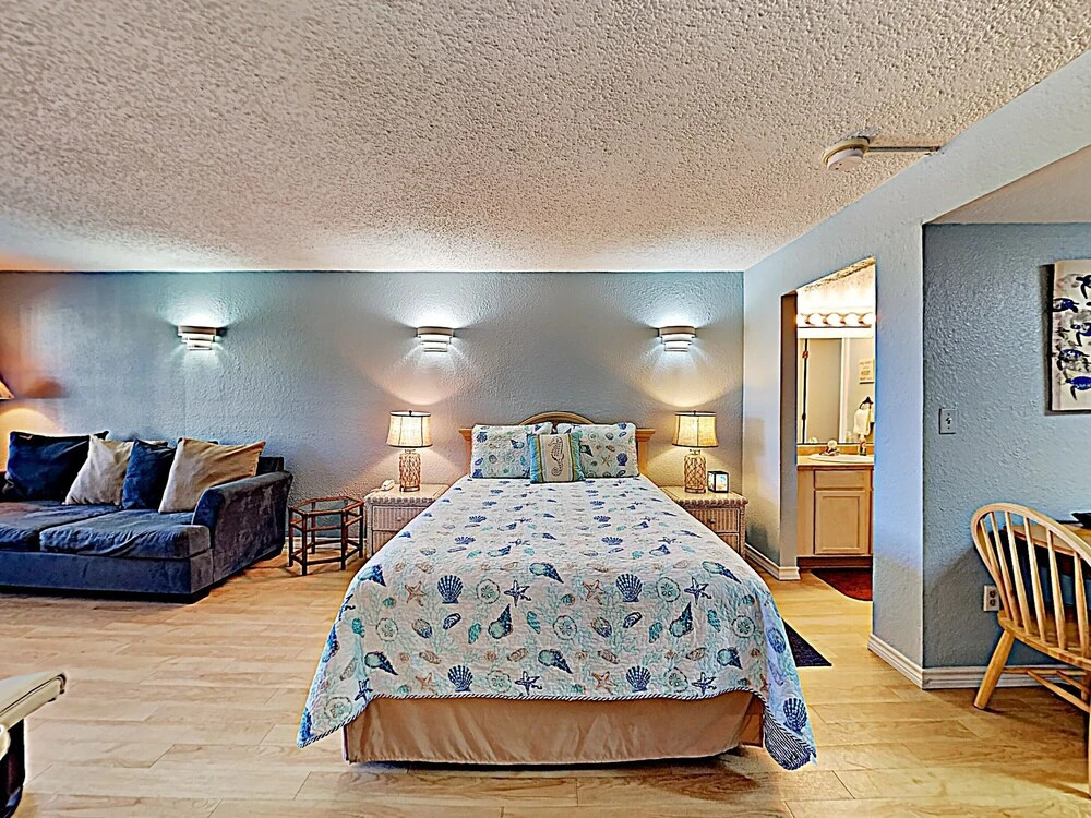 121 Sea Breeze Smooth Sailing - One Bedroom Condo