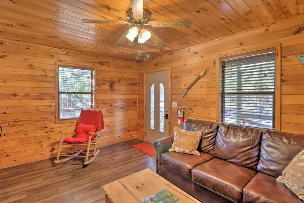 Cozy Cabin with Hot Tub 4 Mi to Broken Bow Lake