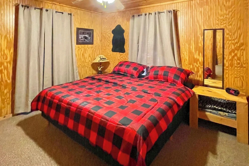 Broken Bow Cabin w/ Hot Tub, Near Hiking + Fishing