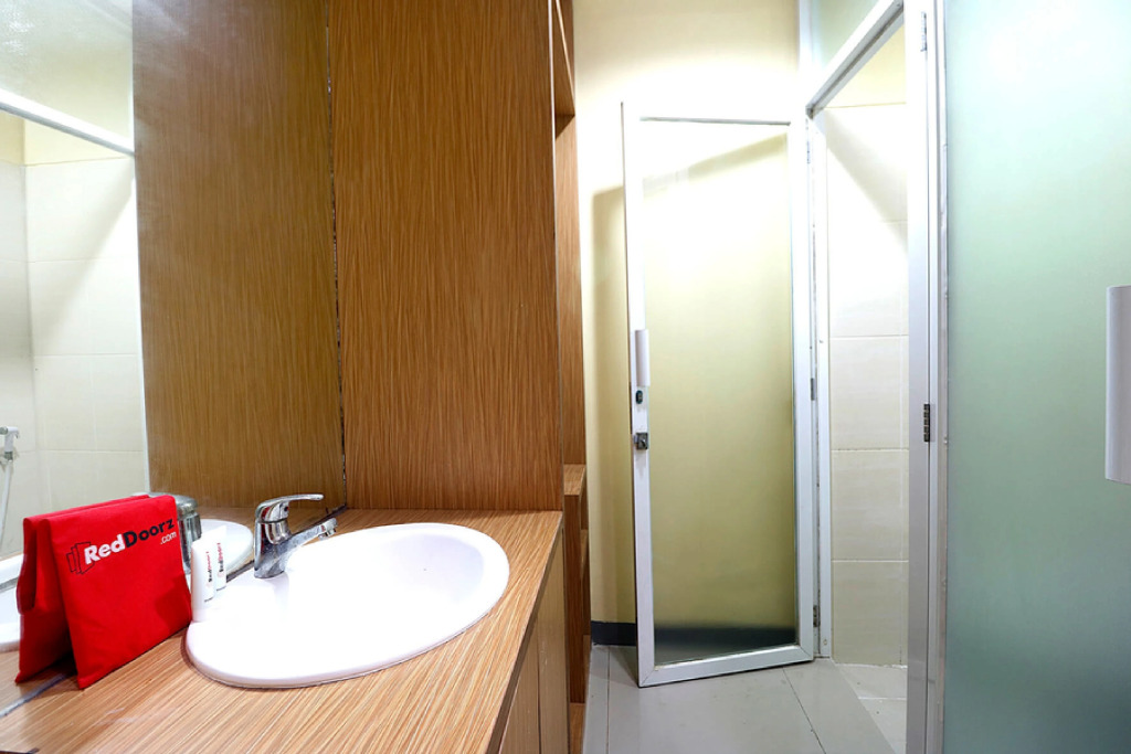 RedDoorz near ITC Cempaka Mas
