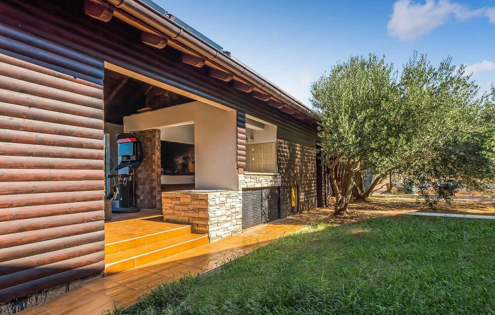 Beautiful Home in Ivinj With Sauna, Wifi and 5 Bedrooms
