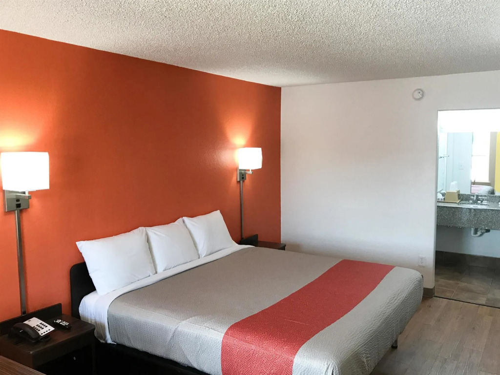 Studio 6-Bryan, TX - University Area