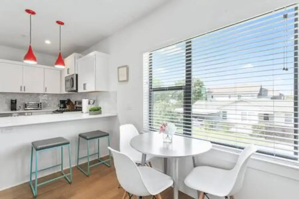 East Downtown 3BR Condo Free Parking Sleeps 7