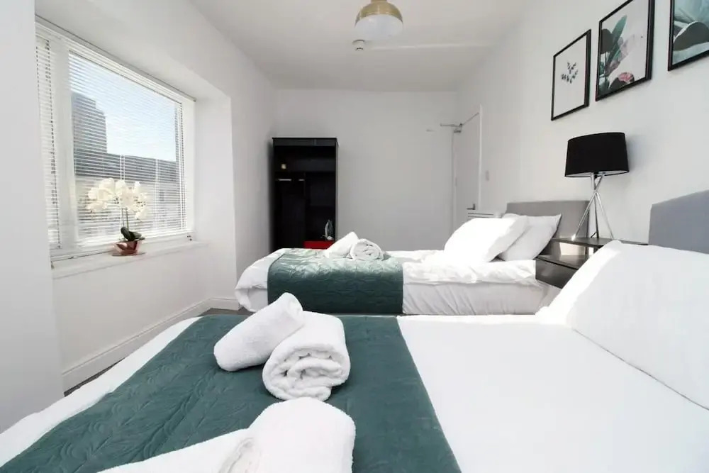 5 Bed House - Sleeps 16 - Parking - Wifi