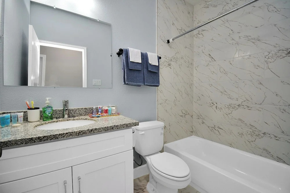 Cozy Retreat Near NRG Stadium, Free parking, Wi Fi