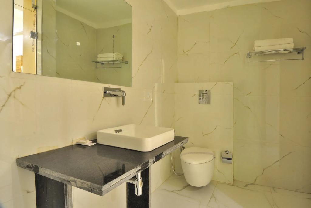 Aman Continental With Restaurant - 5Mins from Connaught Place ,Railway Station & Metro