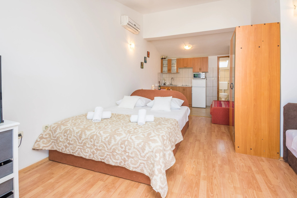 Beachfront Apartment Mira 1