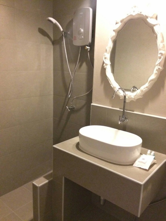 Hotel B
