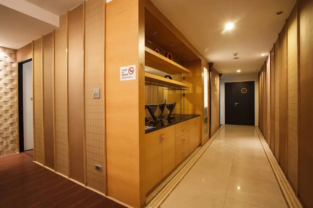 2D - 3 Bedroom Downtown Apartment With Shared Pool