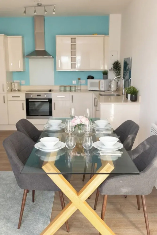 Stylish 2BR Apartment, Town Centre, Free Parking