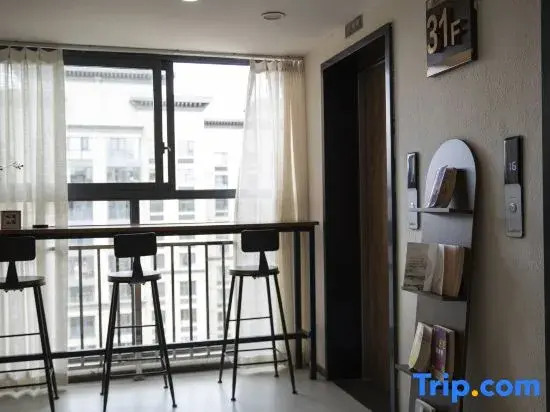 Liupanshui Nan Feng She Homestay (Liupanshui High-Speed Railway Station People's Square)