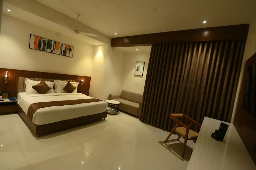 Kings Kraft Tremezzo Inn, Somnath