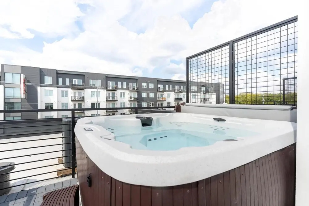 Luxe 4BR Retreat With Hot Tub Skyline Deck