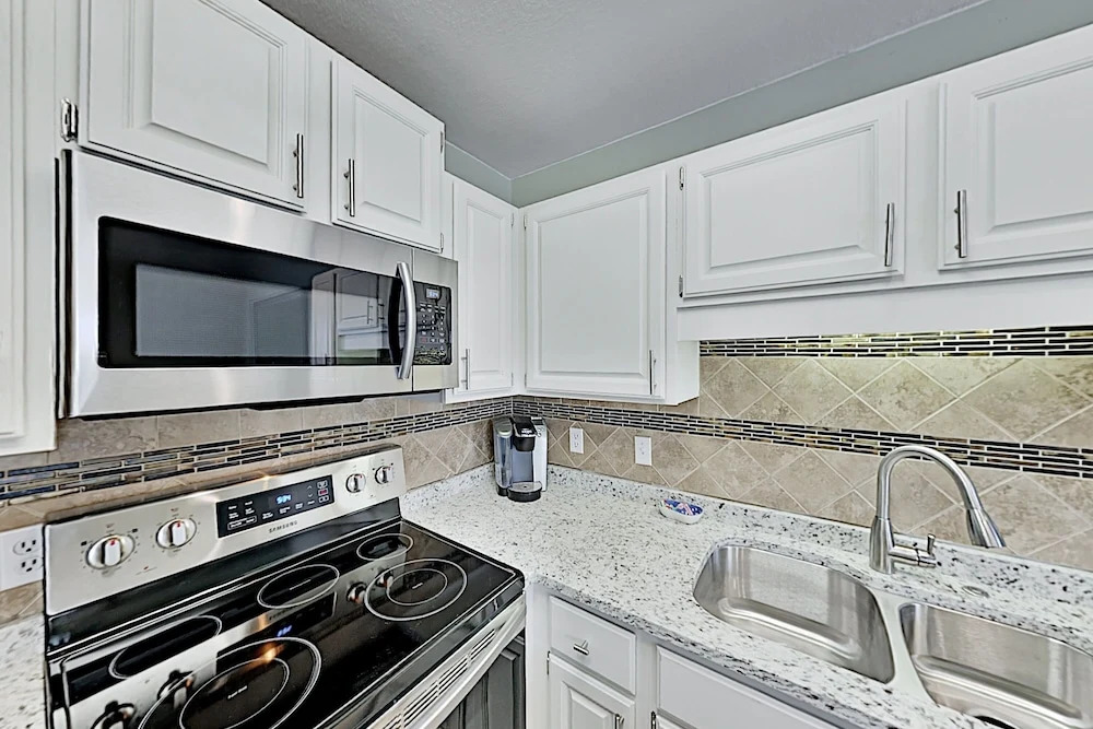 Beachside W/ Balcony - Walkable Location! 3 Bedroom Condo