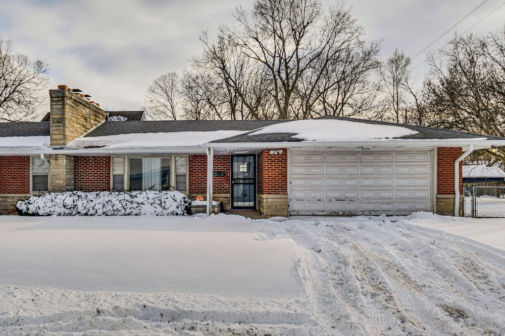 1 Mi to Butler! Family-friendly Indianapolis Home