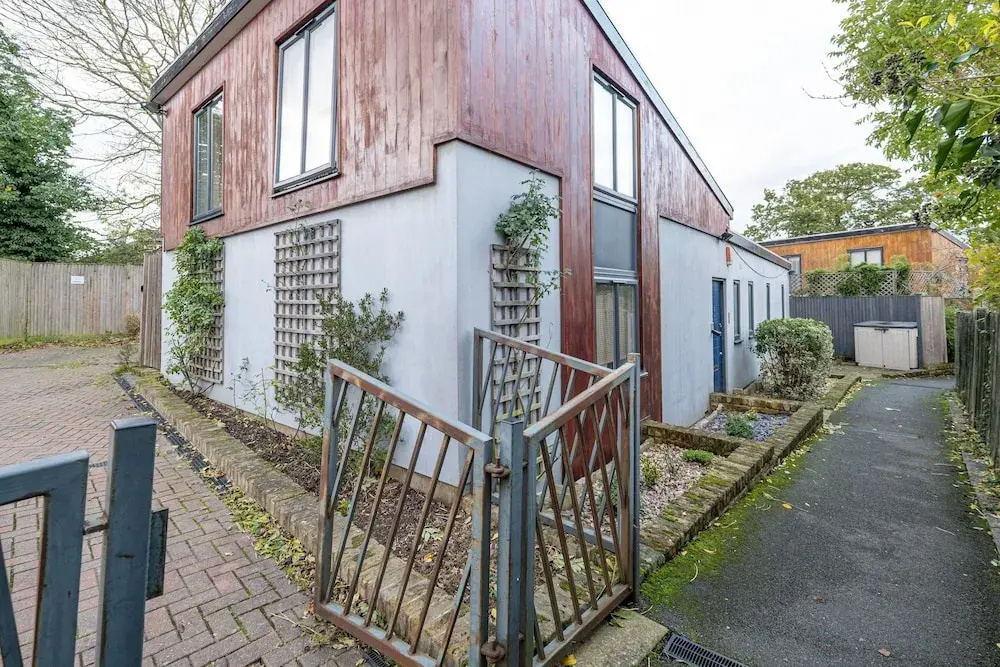 Quirky 3 Bdr 2 Bath Cottage with Parking