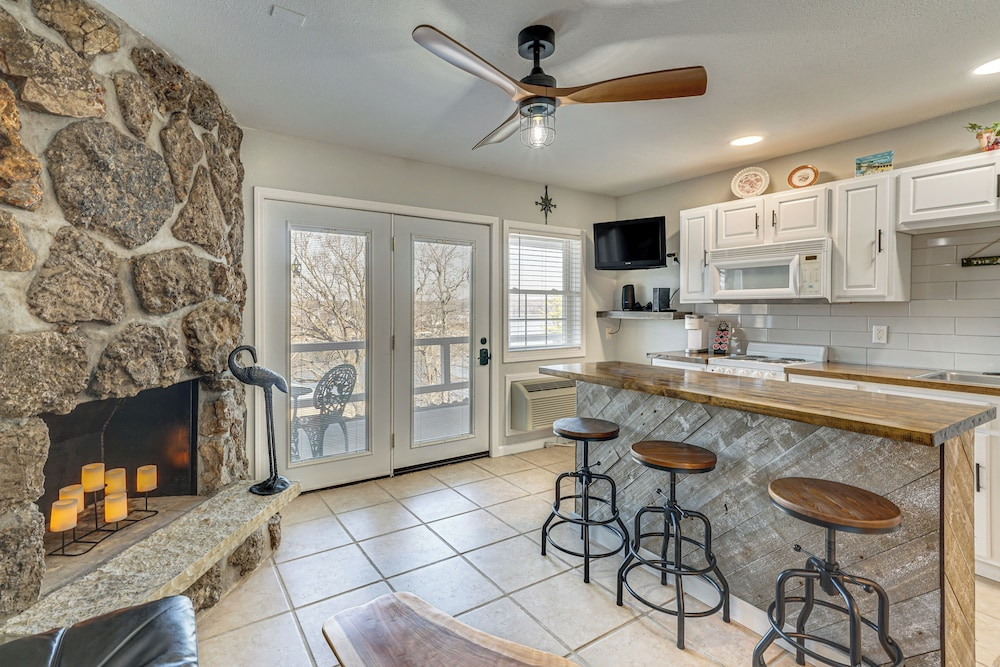 Cozy Lake Ozark Villa w/ Main Channel Views