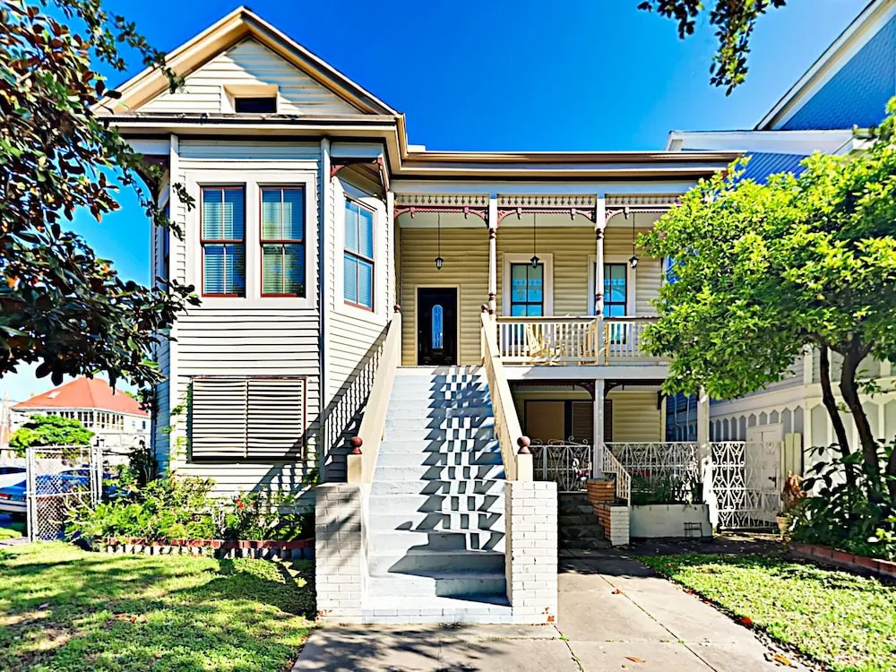 Renovated Historical - 2 Br Apts