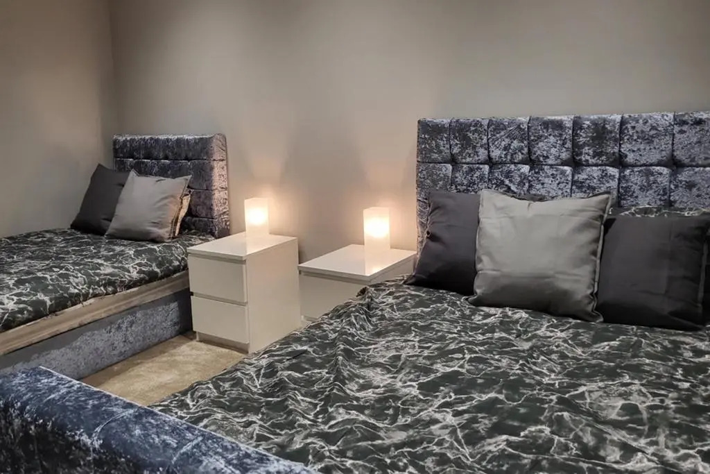 Kepler Residence Modern 4 Bedroom Property 1 mile from Leeds Centre