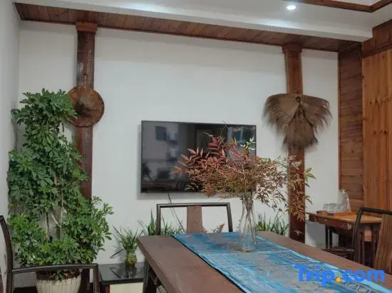 Jinyun welcomes guests to the homestay