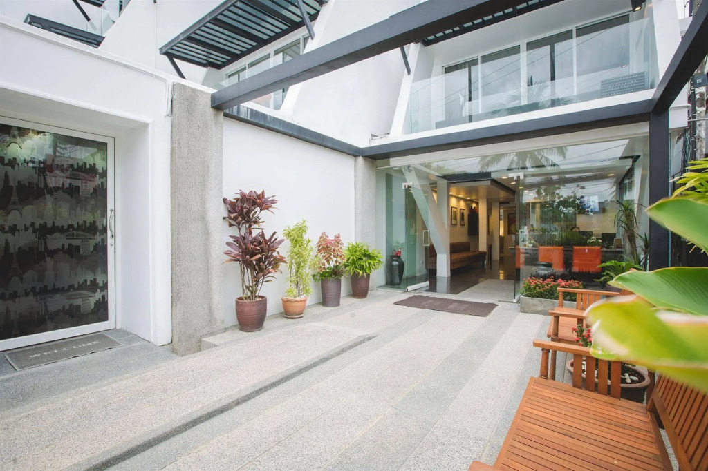 The Front Hotel and Apartments