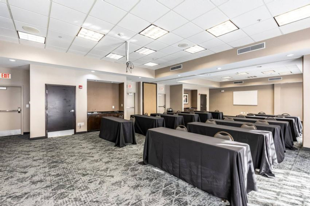 Отель Holiday Inn Express & Suites Lexington