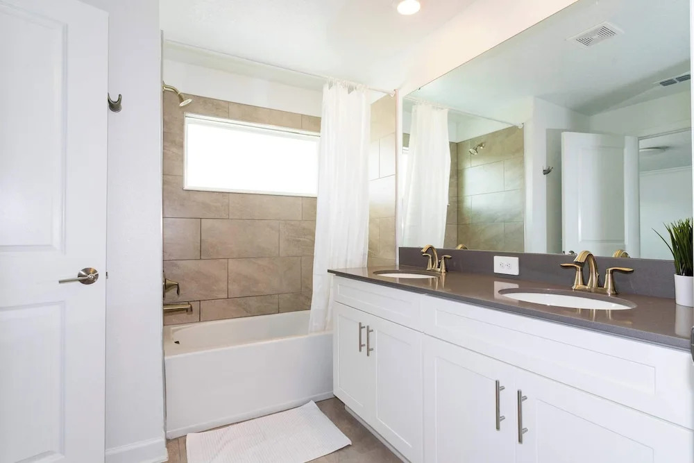 Stylish & Fun Retreat, Pool, Themed Rooms