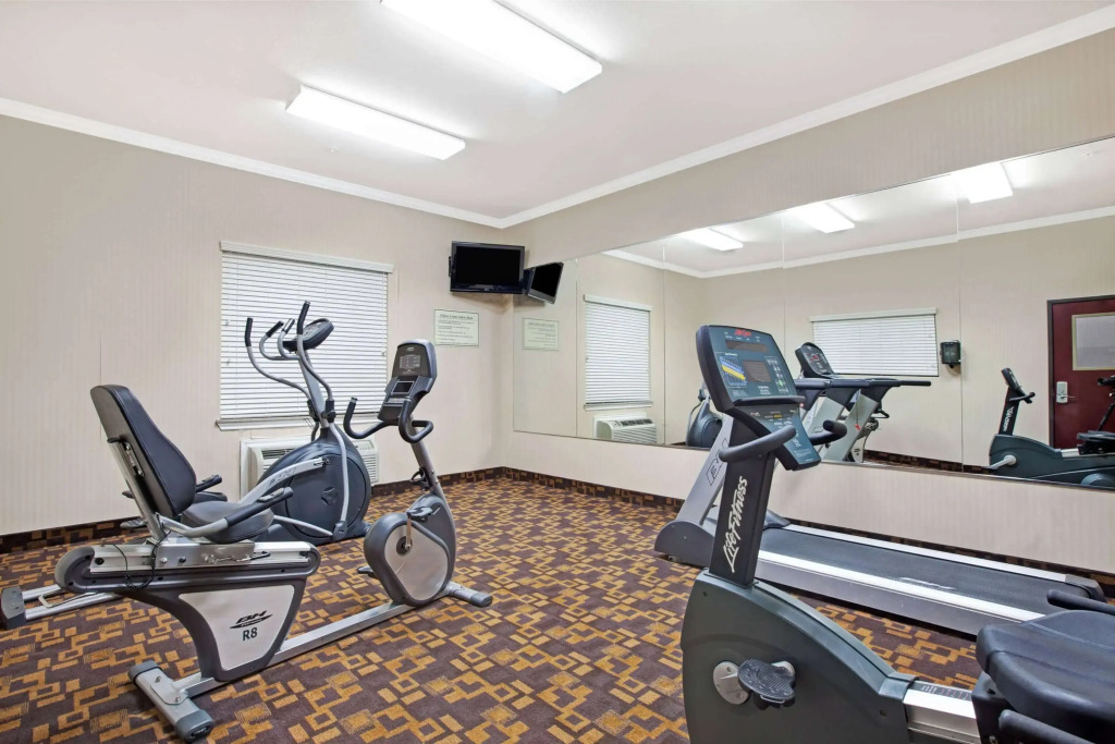 Super 8 by Wyndham IAH West/Greenspoint