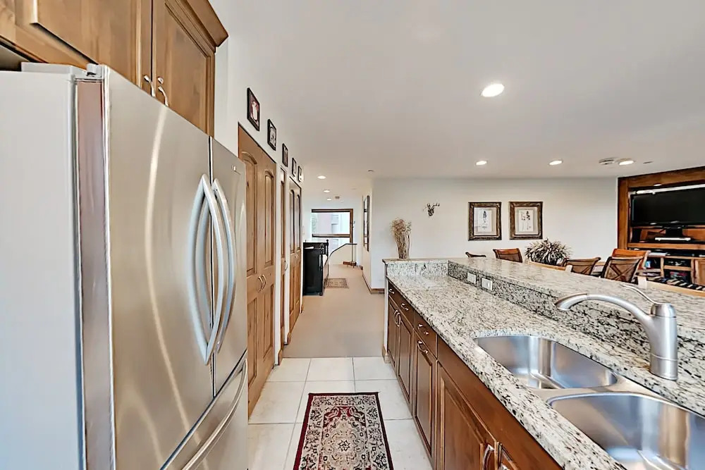 710wliop 3 Bedroom Condo