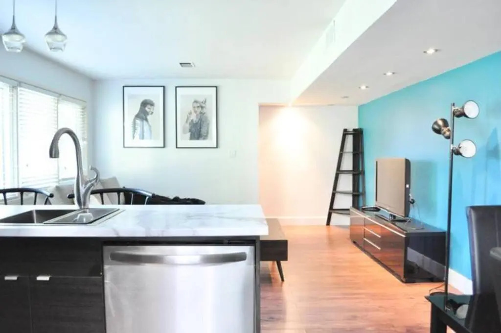Cozy 1 BD Suite Centrally Located North Vancouver
