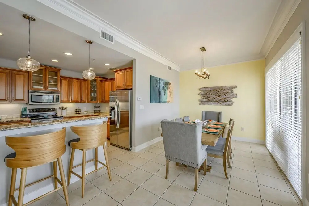 Penthouse Luxury - Exquisite Oceanside Condo