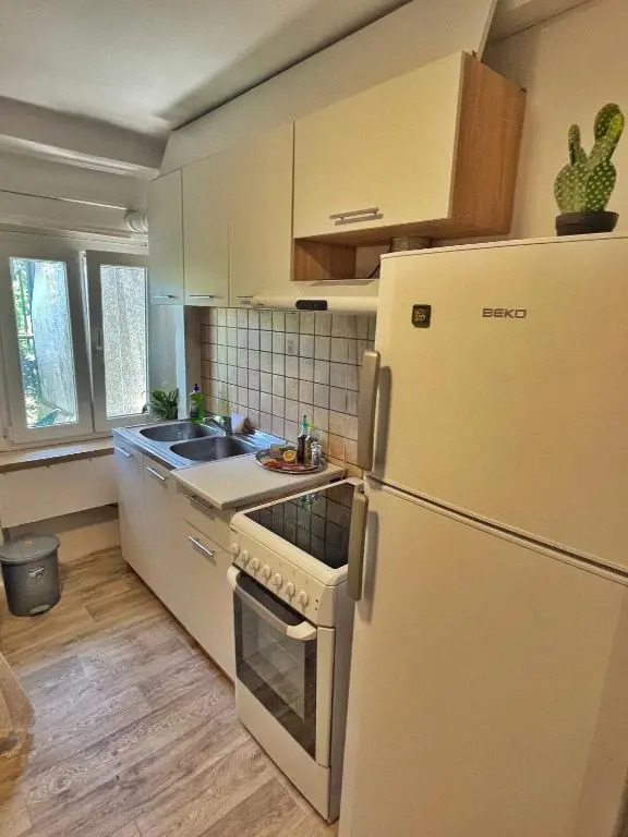 1-bedroom apartment with 3 beds + private parking