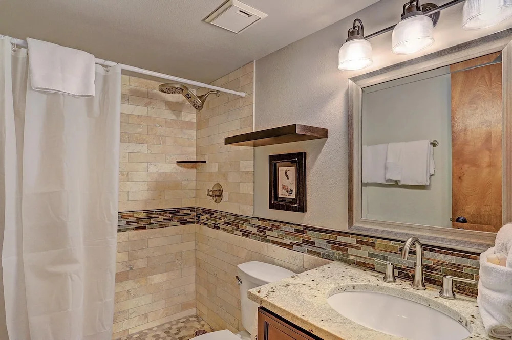 Tyra Summit A2A 3 Bedrooms 2 Bathrooms Condo