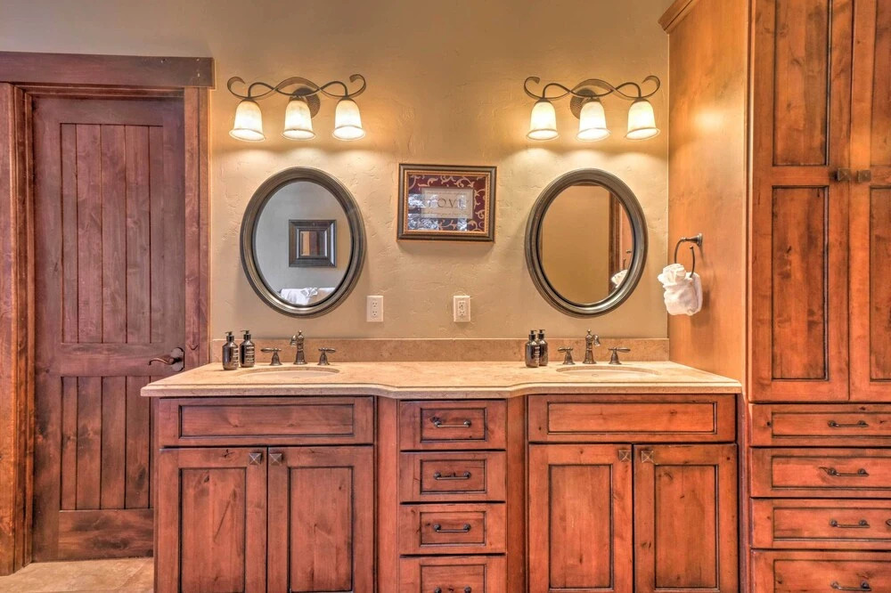 Blue River Home w/ Hot Tub, 6 Mi to Skiing!
