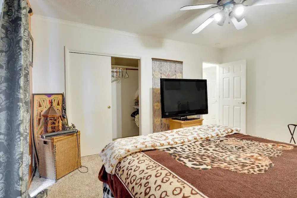 Salem Getaway w/ Hot Tub Near Parks & Boating!