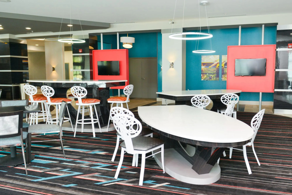 Holiday Inn Express & Suites - Charlotte Airport by IHG