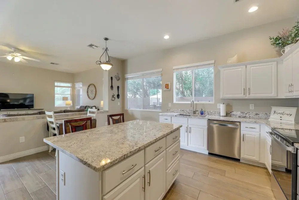 4 Mi to Riparian Preserve: Mesa Abode w/ Hot Tub