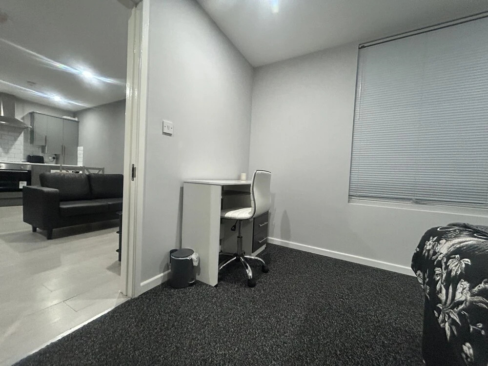 Private Luxury Apartment - Free Parking & Wi-fi