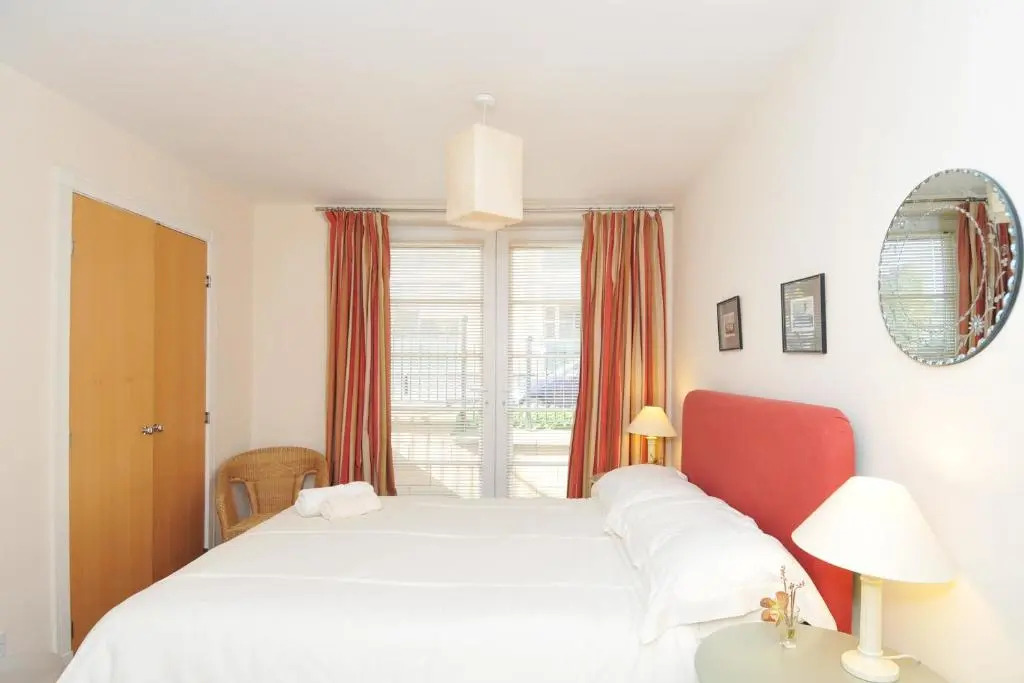 201 Quiet 2 Bedroom Property With Secure Private Parking