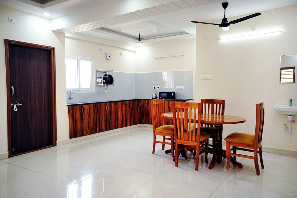 VIC HOMESTAY by pickurstay Hotels
