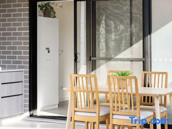 Tranquil Rooms   Quick Walk to Bus & Local Amenities