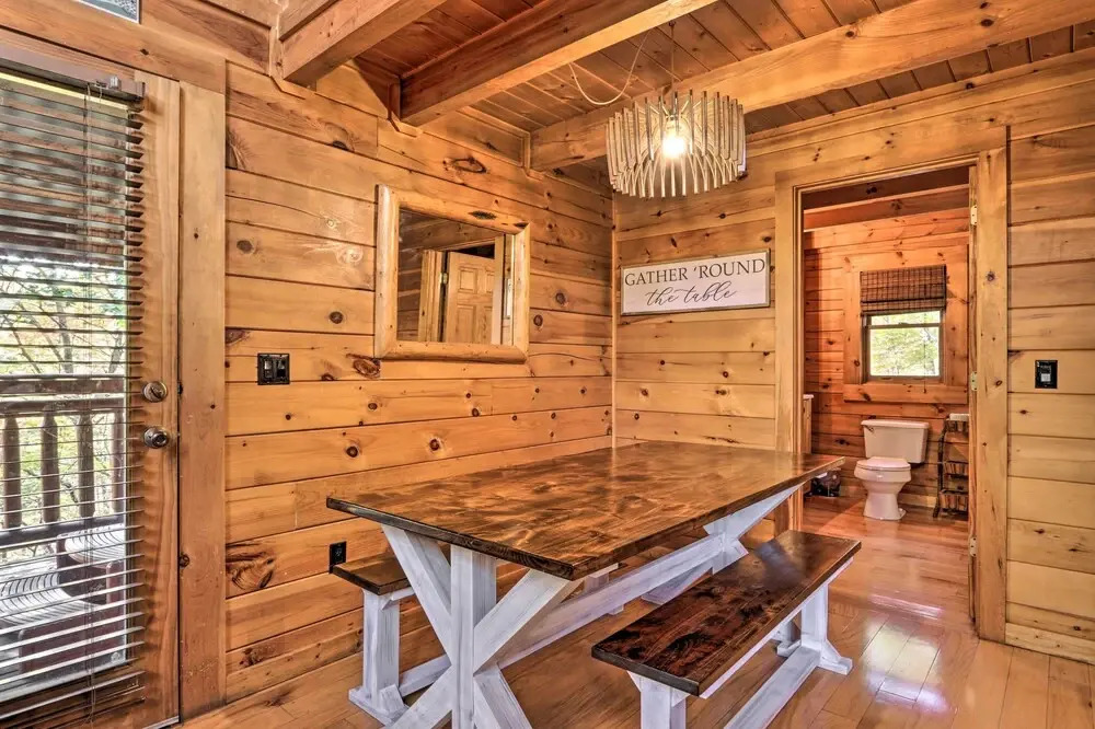 Smoky Mountain Log Cabin: 7 Mi to Gatlinburg!