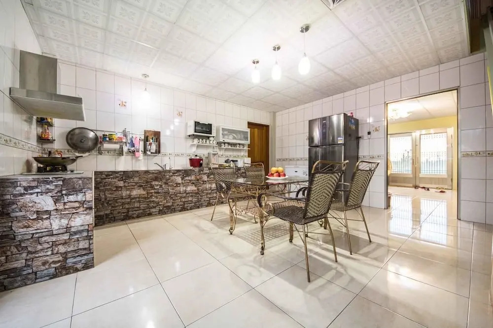 Red Crown Jacana B&B