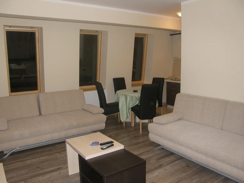 Apartments and rooms Max-Well