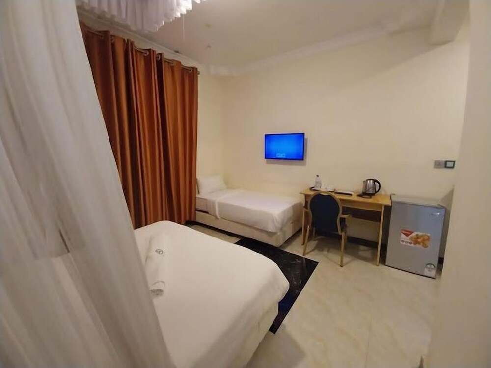 Hotel Discretion LTD