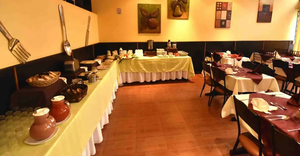 Hotel Montecarlo - Piscina & Desayuno Buffet Incluido