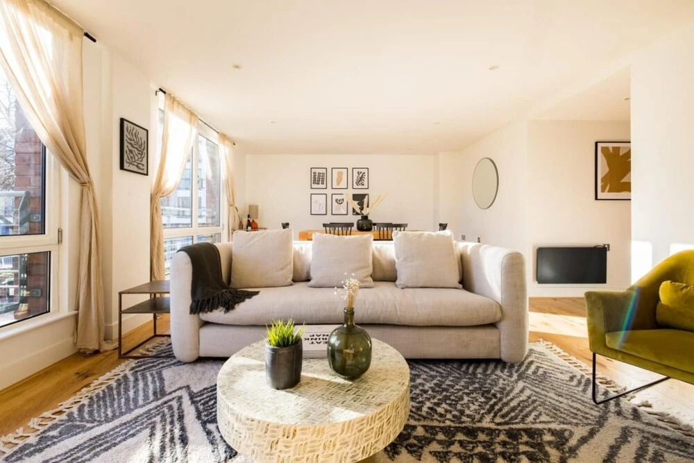 The Crystal Quarters - Modern Bright 2bdr Apartment