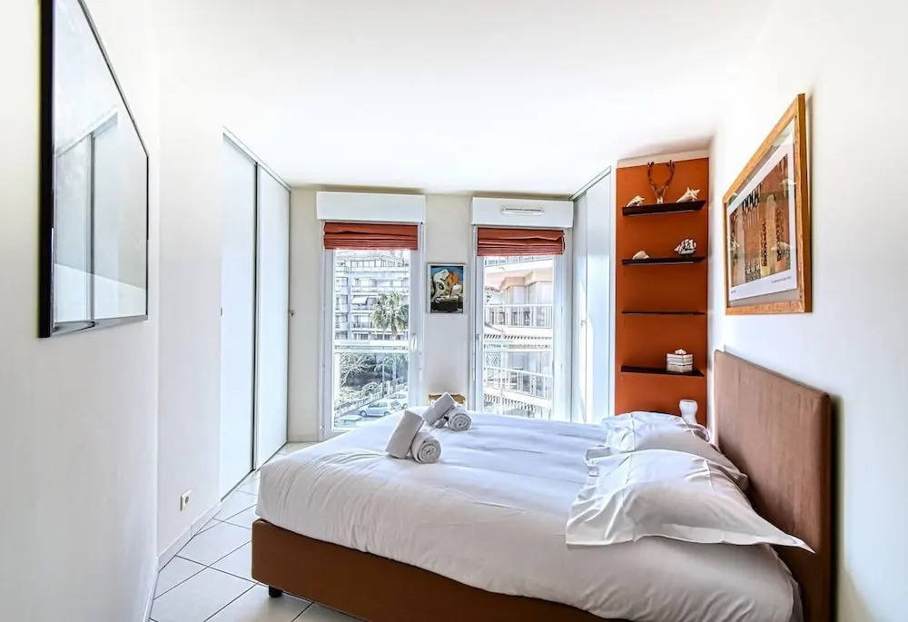 HESPE - Beautiful 2 bed apartment only 50m from the beach!